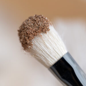 QUEEN – pigment sypki do oczu i ciała, z drobinkami, kolor ciemny złoty.