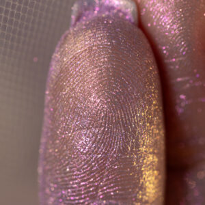 PRINCESS – pigment sypki do oczu, z drobinkami, kolor różowo-fioletowy.