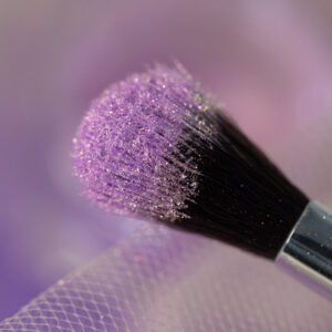PRINCESS – pigment sypki do oczu, z drobinkami, kolor różowo-fioletowy.