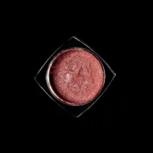 AMANT – pigment sypki do oczu, pudrowy, kolor ciemny pudrowy różowy.