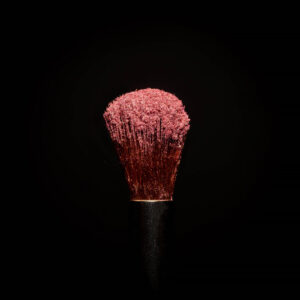 AMANT – pigment sypki do oczu, pudrowy, kolor ciemny pudrowy różowy.